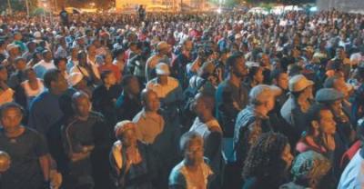 Plusieurs milliers de personnes au meeting du collectif LKP, hier soir, au Palais de la Mutualité #Guadeloupe [photo] | Via HelloTxt